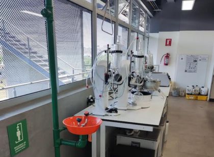 Lava ojos y regadera